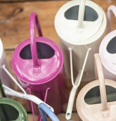 Vattenkanna Rosa 2.7 Liter från IB Laursen på trädäck