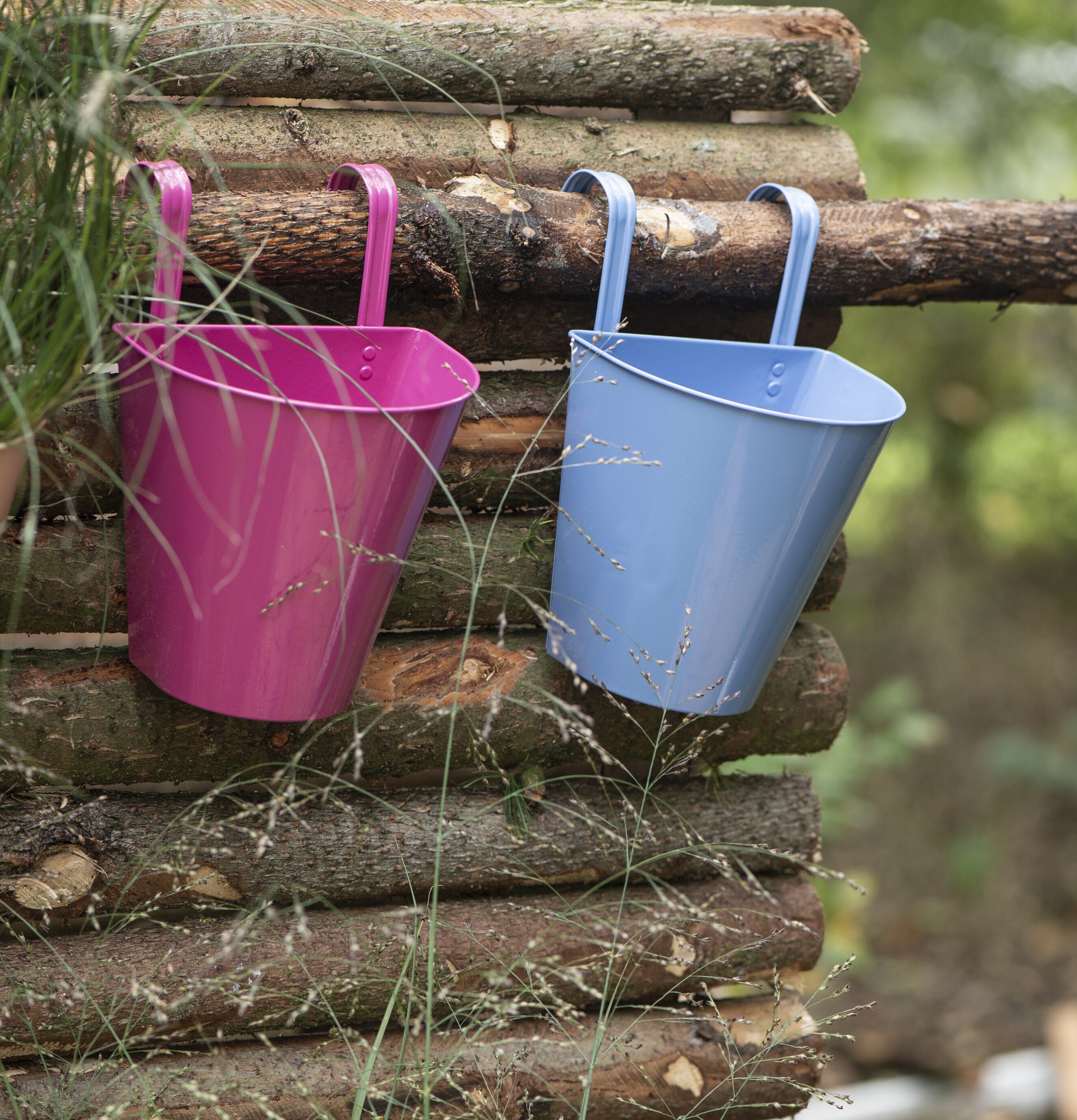 Väggkruka Rosa från IB Laursen på rustik trävägg med växter