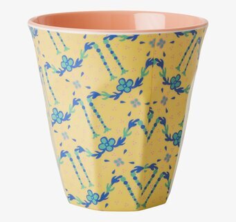 Bild av mugg med livligt blommönster och rosa insida