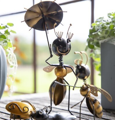 Bi Hamrad Plåt Paraply Guld från Different Design på träyta