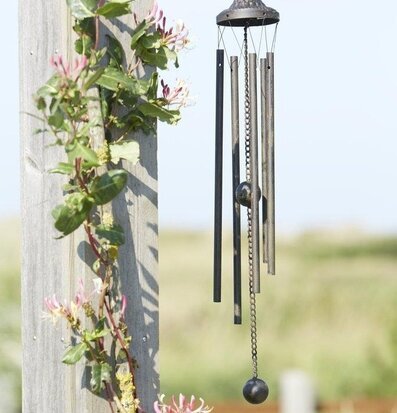 Roya Vindspel Rost från Wikholm Form hänger från en pergola