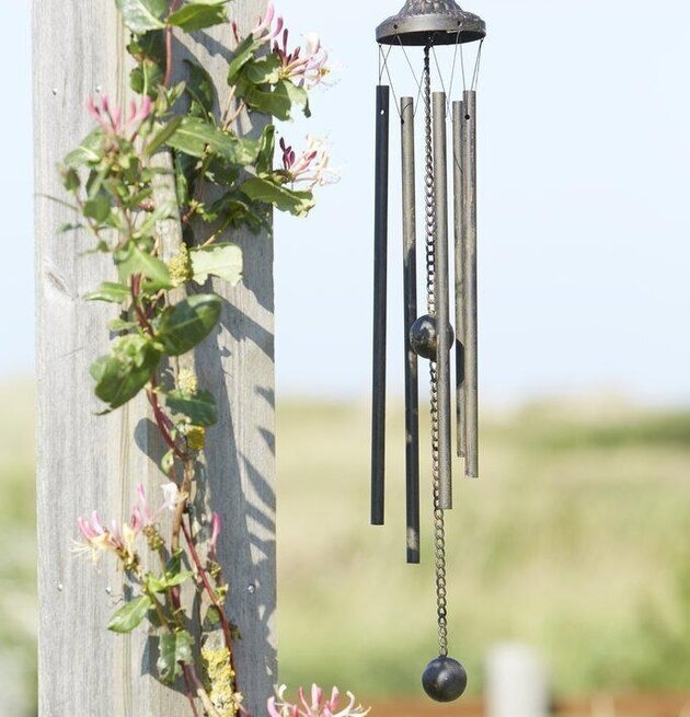 Roya Vindspel Rost från Wikholm Form hänger från en pergola