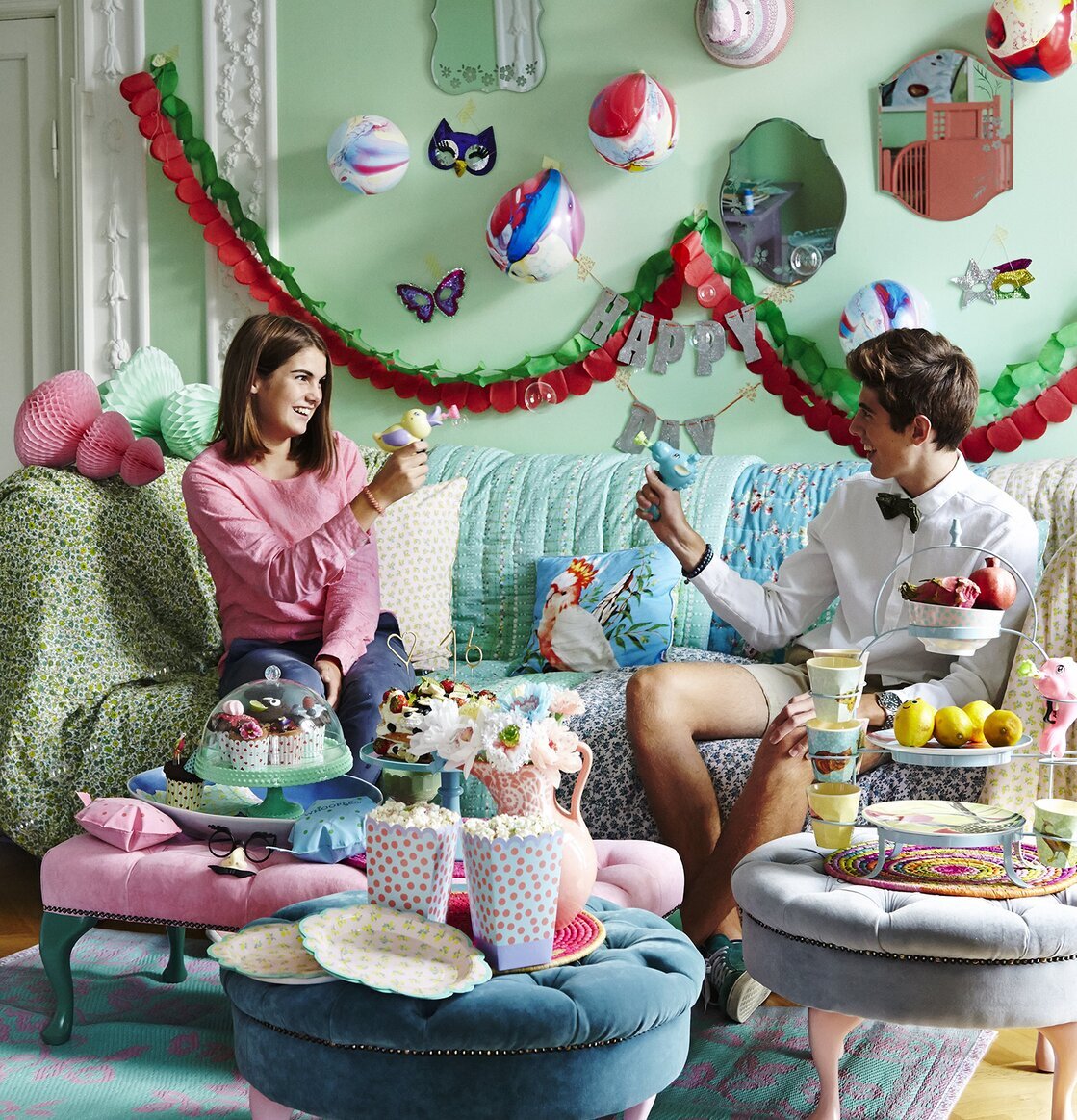 Puff Sittpall Petrol Velvet från Rice i ett pastellrum