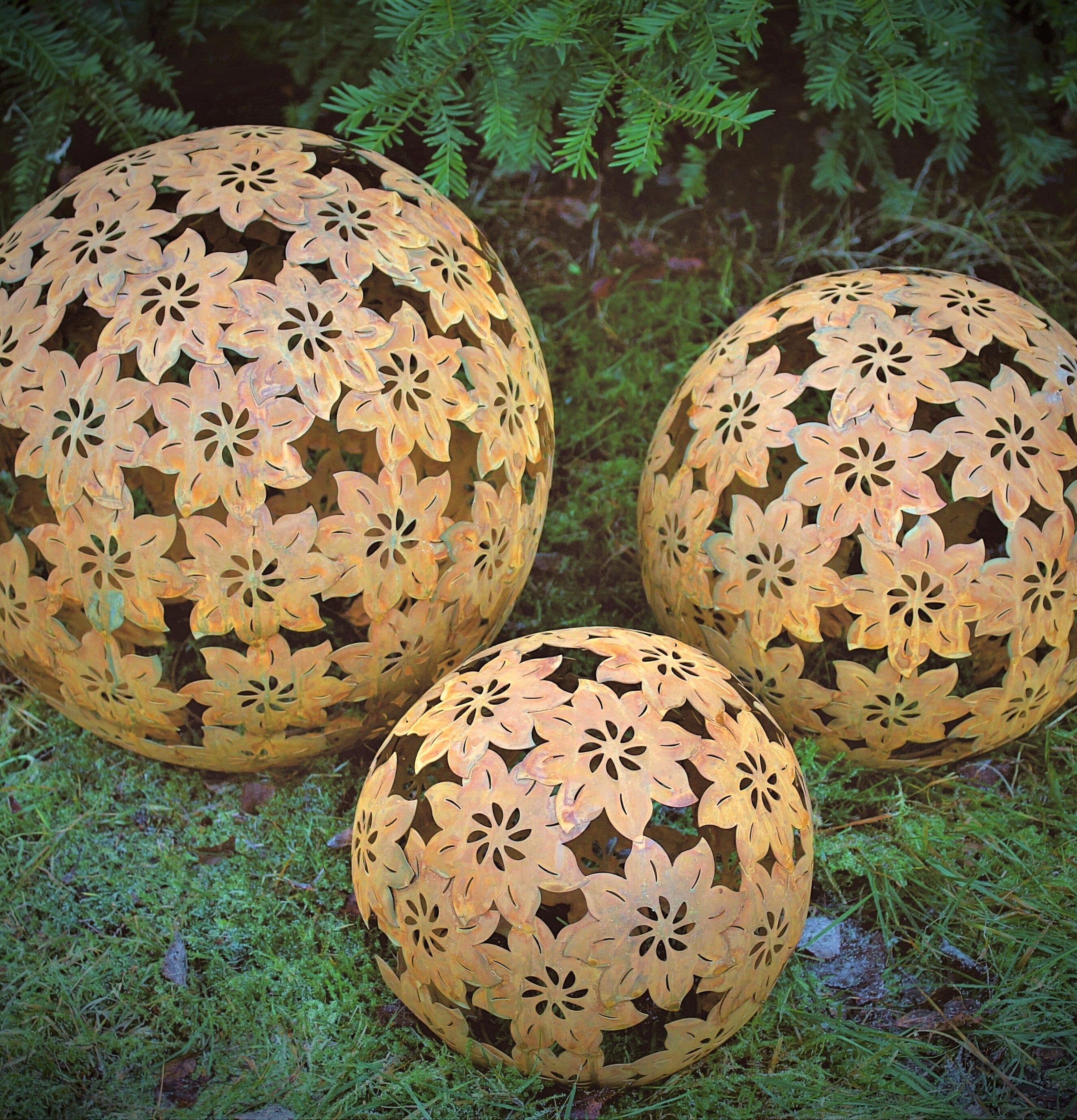 Solblomma Klot Ljus Rost från Lind Decoration i trädgård