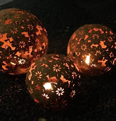 Solblomma Klot Ljus Rost från Lind Decoration på småsten