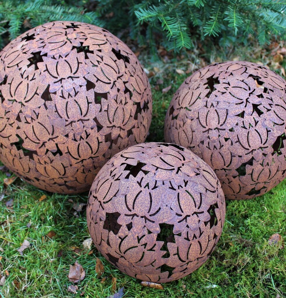 Lotusklot Rost från Lind Decoration i en grön trädgård