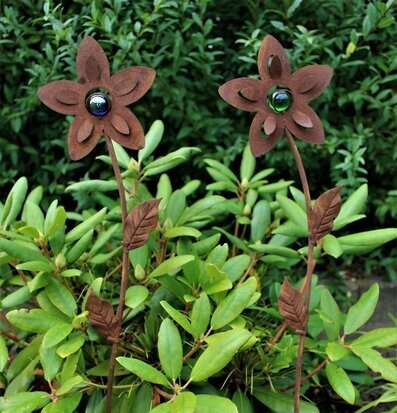 Lotusblomma Stav från Lind Decoration i trädgårdsmiljö