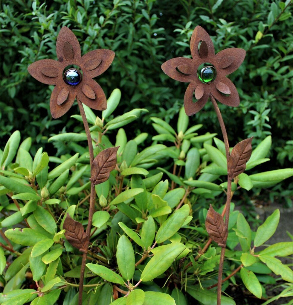 Lotusblomma Stav från Lind Decoration i trädgårdsmiljö