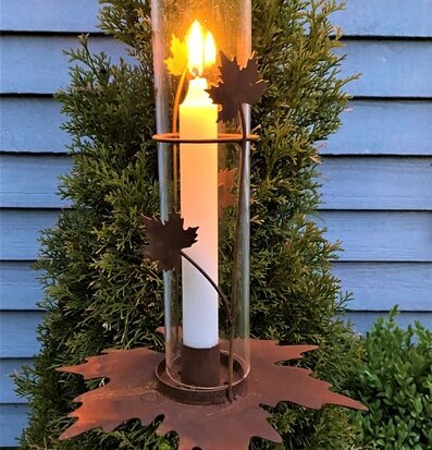 Ljusstake Lönn Rost från Lind Decoration i naturlig miljö