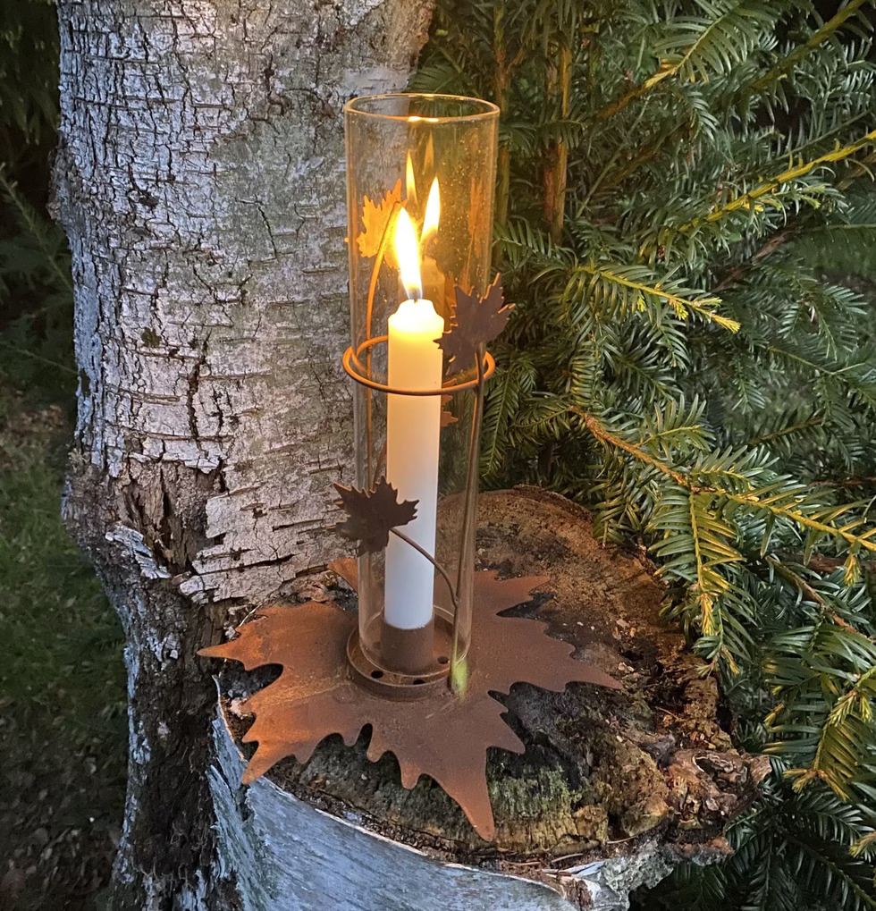 Ljusstake Lönn Rost från Lind Decoration på björkstubbe