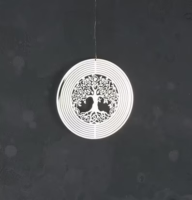 Vindspel Med Trädmotiv från Multi Agentur på mörk bakgrund