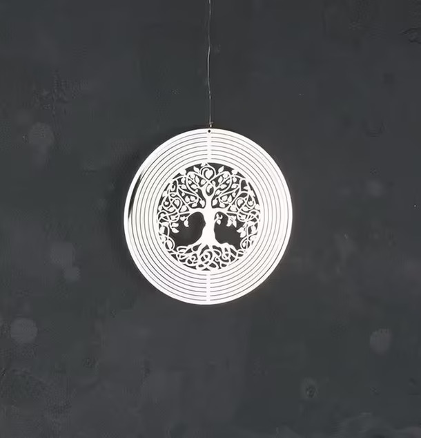 Vindspel Med Trädmotiv från Multi Agentur på mörk bakgrund