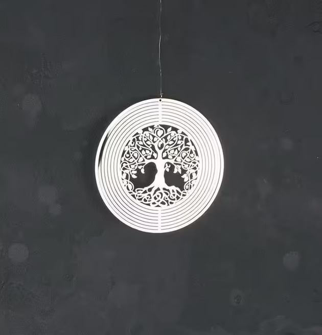 Vindspel Med Trädmotiv från Multi Agentur på mörk bakgrund