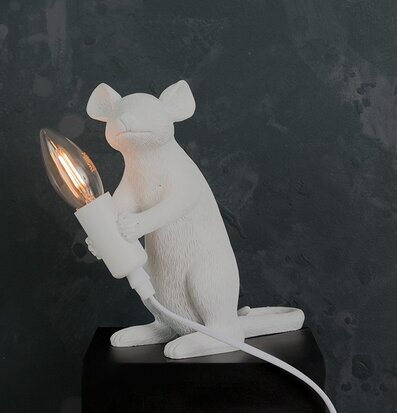 Bordslampa Råtta Vit från Multi Agentur på mörk bakgrund
