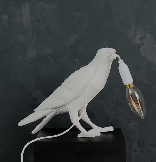 Bordslampa Korp Vit från Multi Agentur mot mörk bakgrund