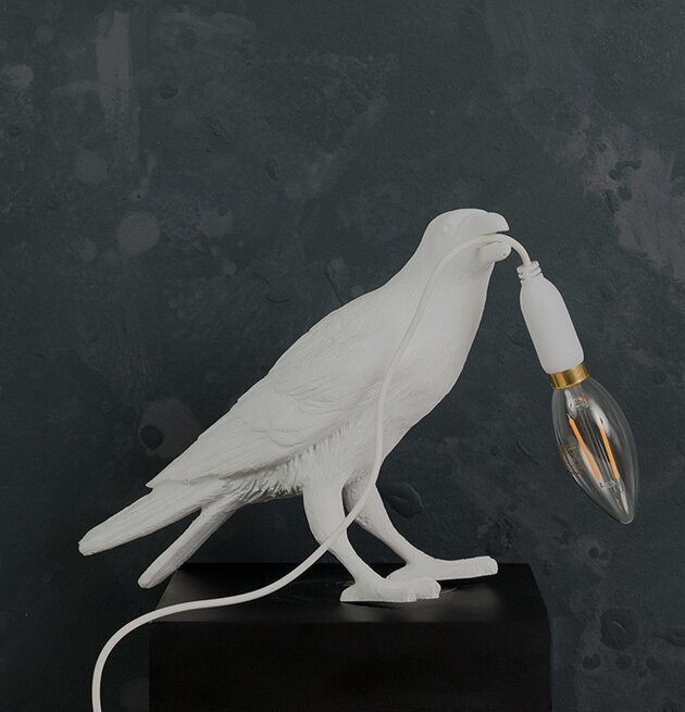 Bordslampa Korp Vit från Multi Agentur mot mörk bakgrund