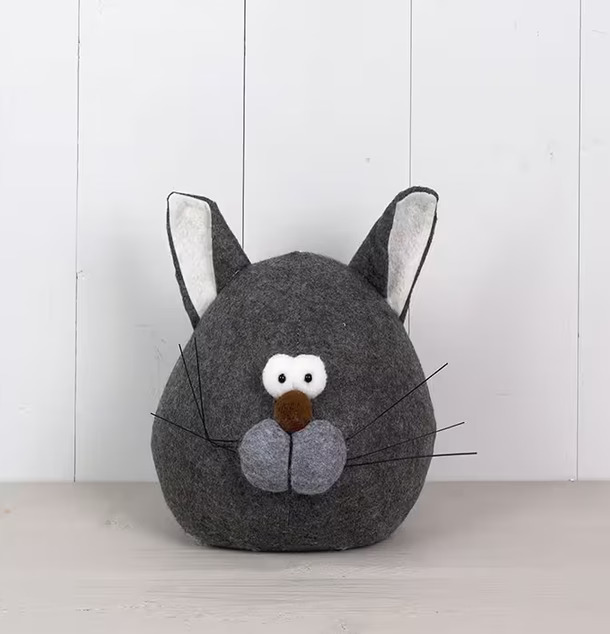 Dörrstopp Katt från Multi Agentur mot vit träpanelvägg