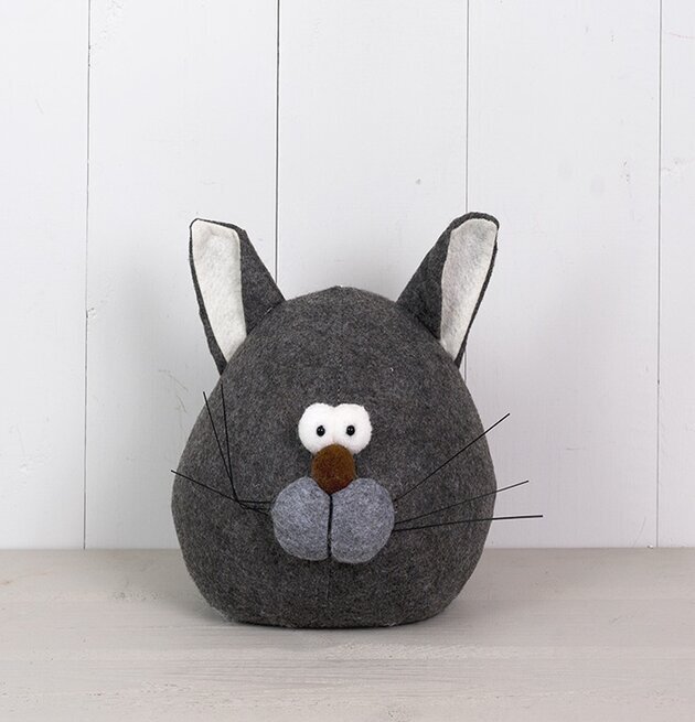 Dörrstopp Katt från Multi Agentur mot vit träpanelvägg