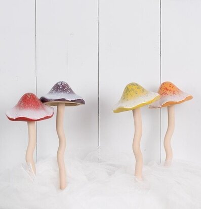 Svamp Fjädrande Hatt från Multi Agentur i olika färger