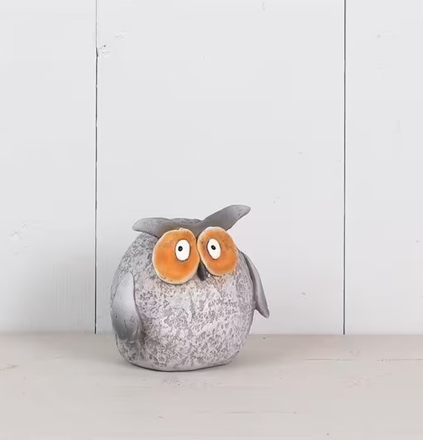 Uggla Grå Poly Liten från Multi Agentur mot ljus trävägg