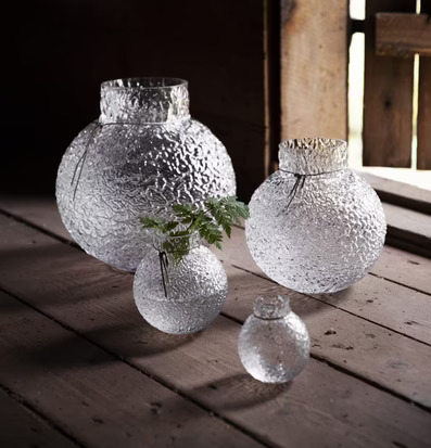 Ernst Glasvas Mönstrad Struktur Ø 9 cm på rustikt trägolv