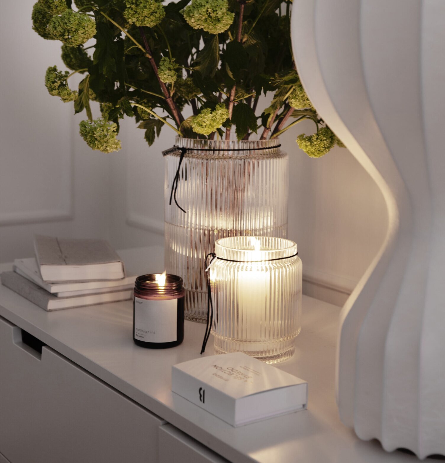 Glasvas Randig Struktur H10.8 cm från Ernst på vitmålat skåp