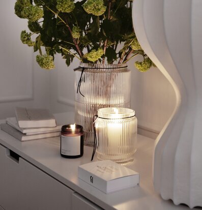 Glasvas Randig Struktur H10.8 cm från Ernst på vitmålat skåp