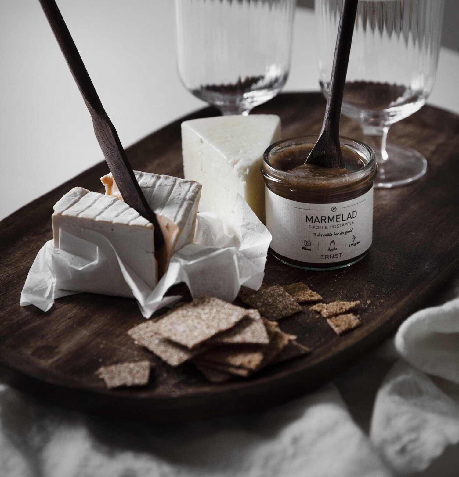 Liten Sked Trä från Ernst i ett inbjudande fikastilleben