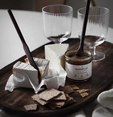 Smörkniv Trä från Ernst på rustikt fat med ostar och marmelad