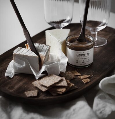 Liten Sked Trä från Ernst i ett inbjudande fikastilleben