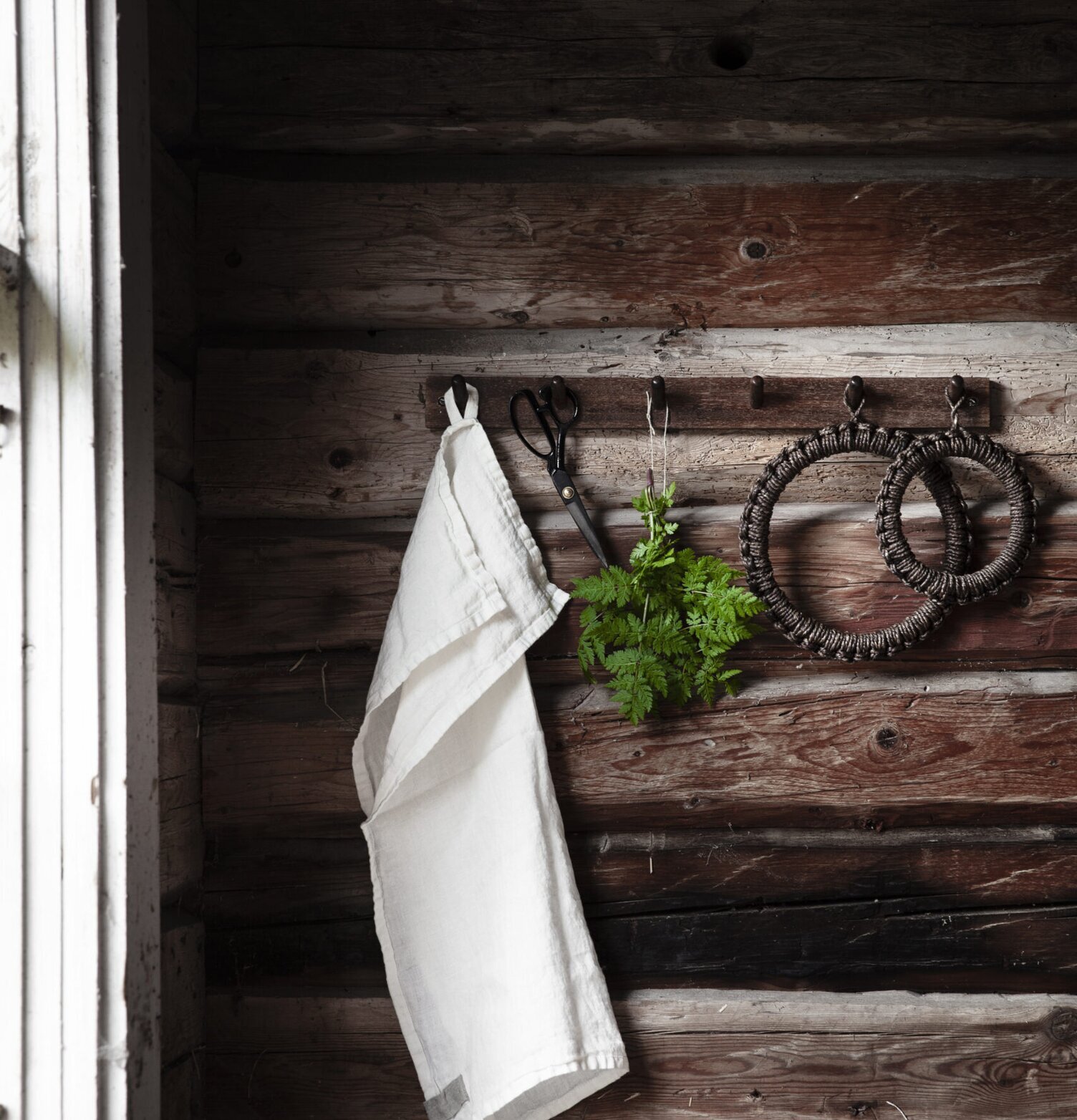 Knopplist Svart 6 Knoppar från Ernst på rustik trävägg