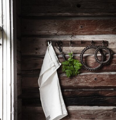 Knopplist Svart 6 Knoppar från Ernst på rustik trävägg