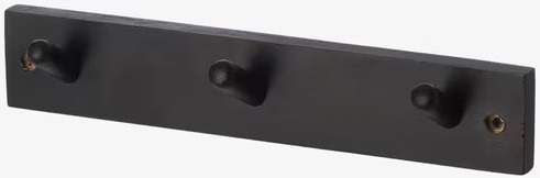 Knopplist Svart 3 Knoppar från Ernst monterad på väggen