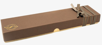 Foto av elegant presentask i djupbrun färg