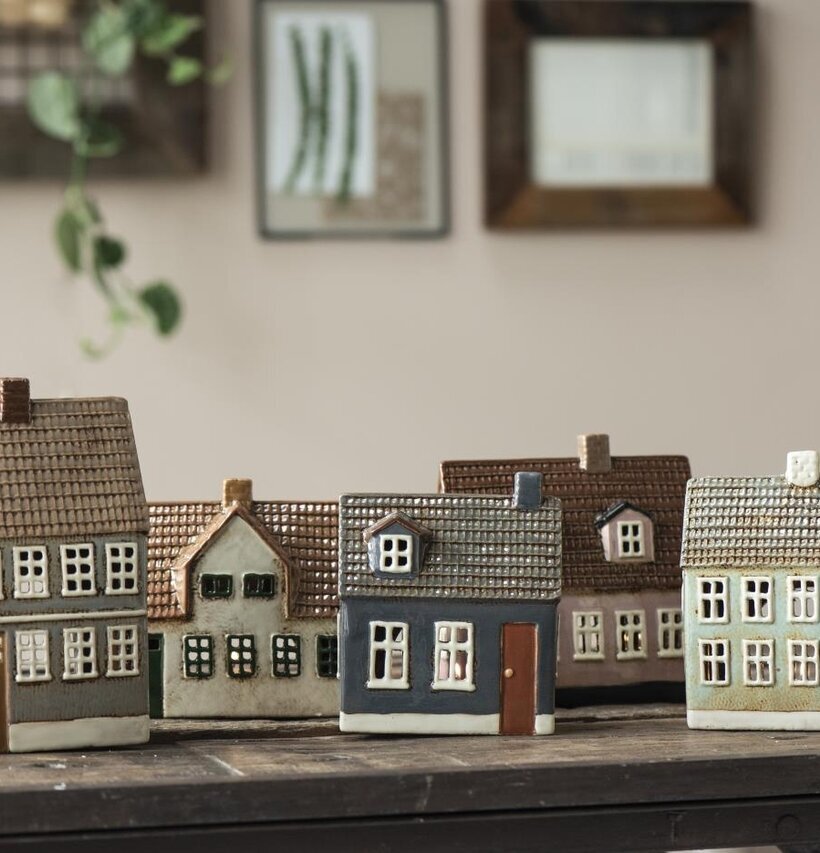 Ljuslykta My Home Town #8 från IB Laursen på rustikt bord