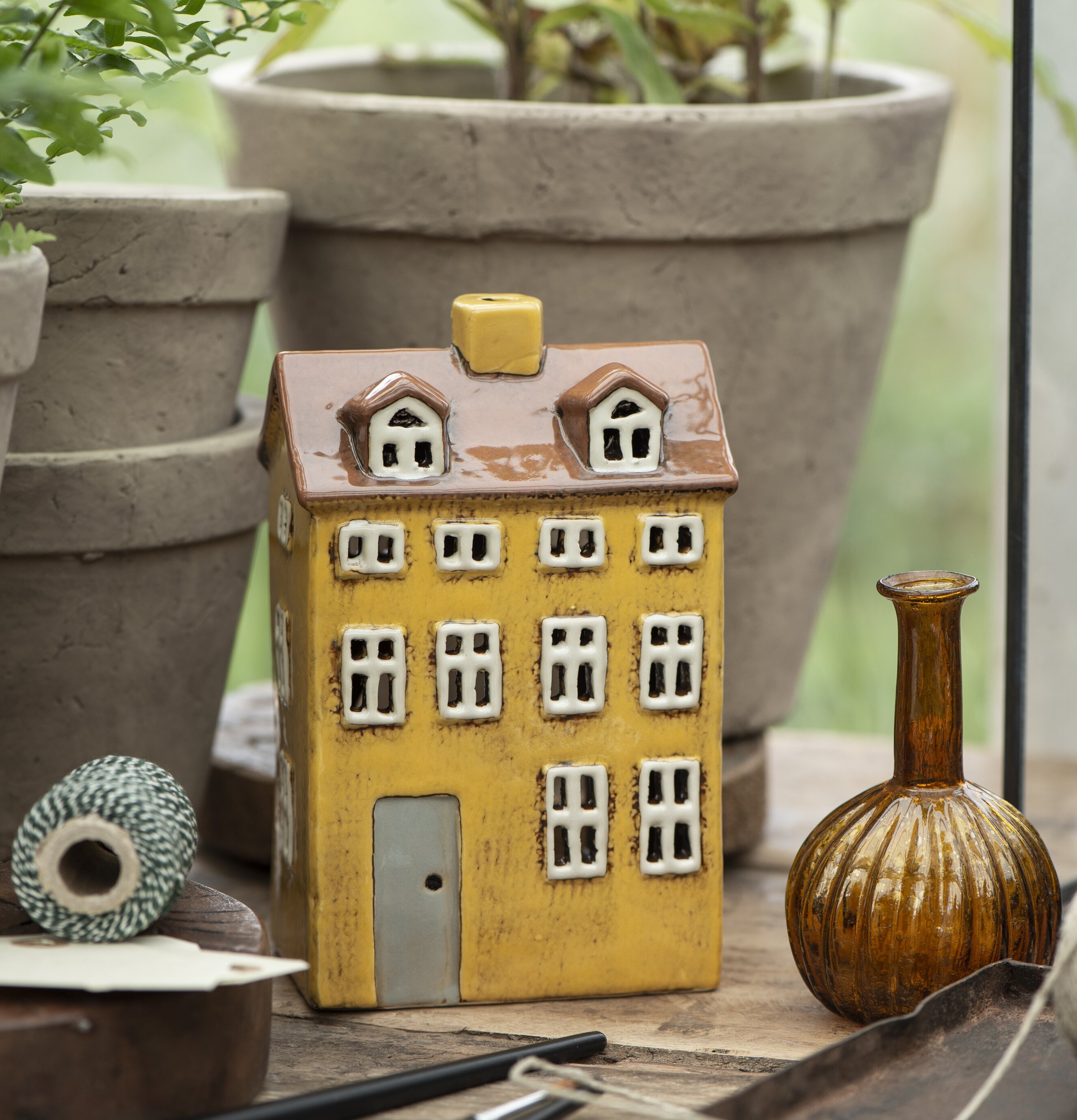 Bild av hemtrevlig inredning med ljuslykta och växter