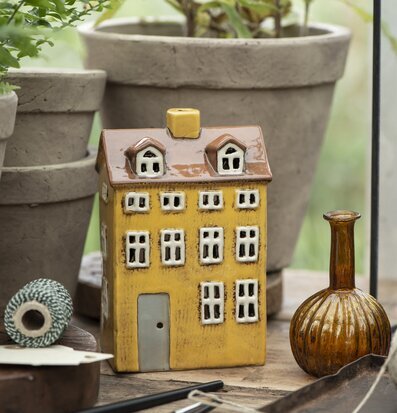 Bild av hemtrevlig inredning med ljuslykta och växter