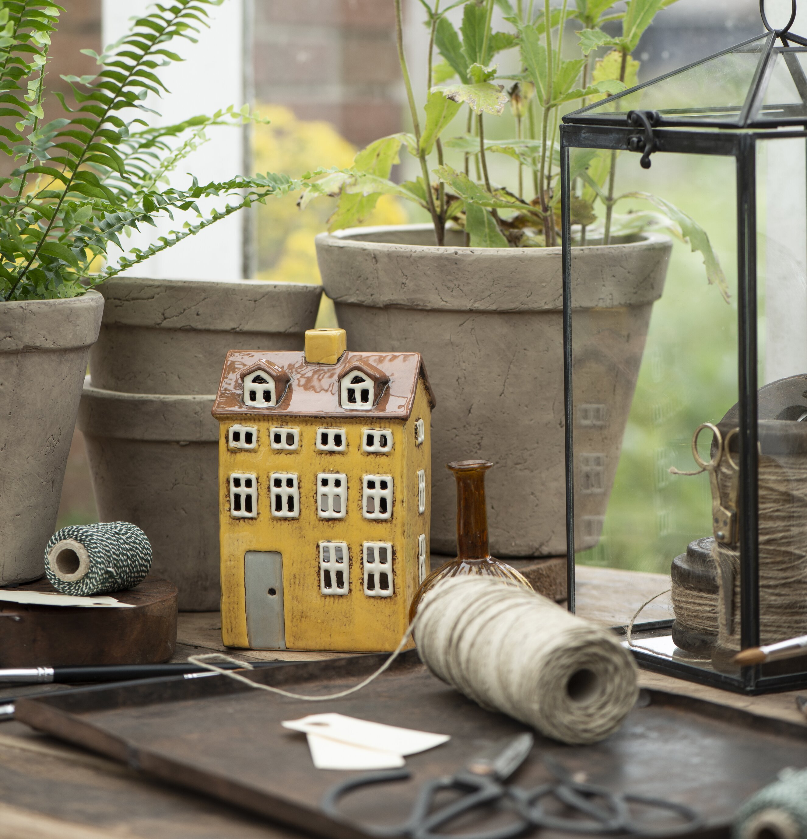 Ljuslykta Nyhavn Gul från IB Laursen i rustik inomhusmiljö