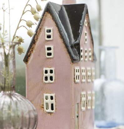 Bild av rosa ljuslykta med charmig och varm atmosfär