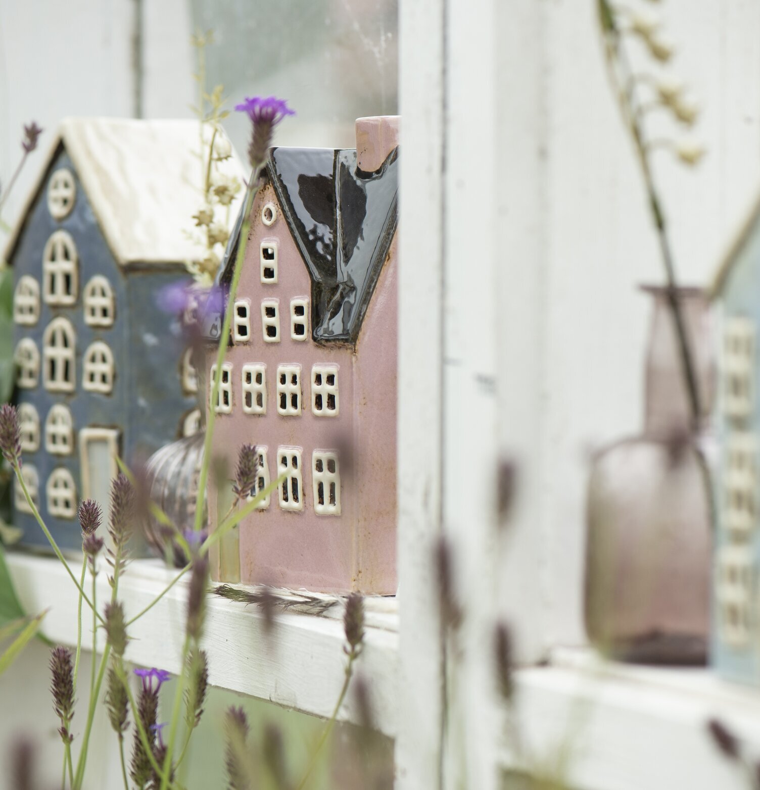 Bild av stilfulla ljuslyktor i harmonisk inredning