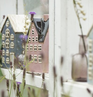 Bild av stilfulla ljuslyktor i harmonisk inredning