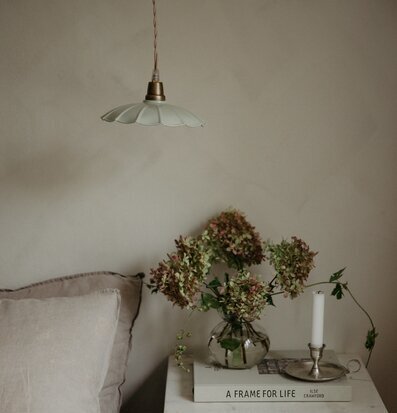 Taklampa Gustav Mint från Strömshaga ovanför nattduksbord