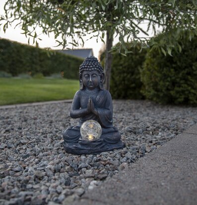 Solcellsdekoration Buddha från Star Trading i en trädgård