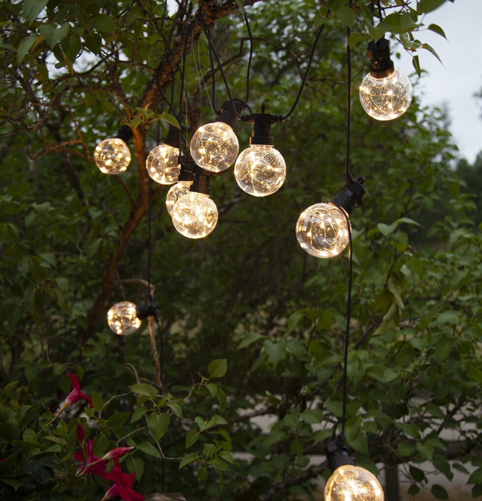 Ljusslinga Big Circus från Star Trading i träd med grönska