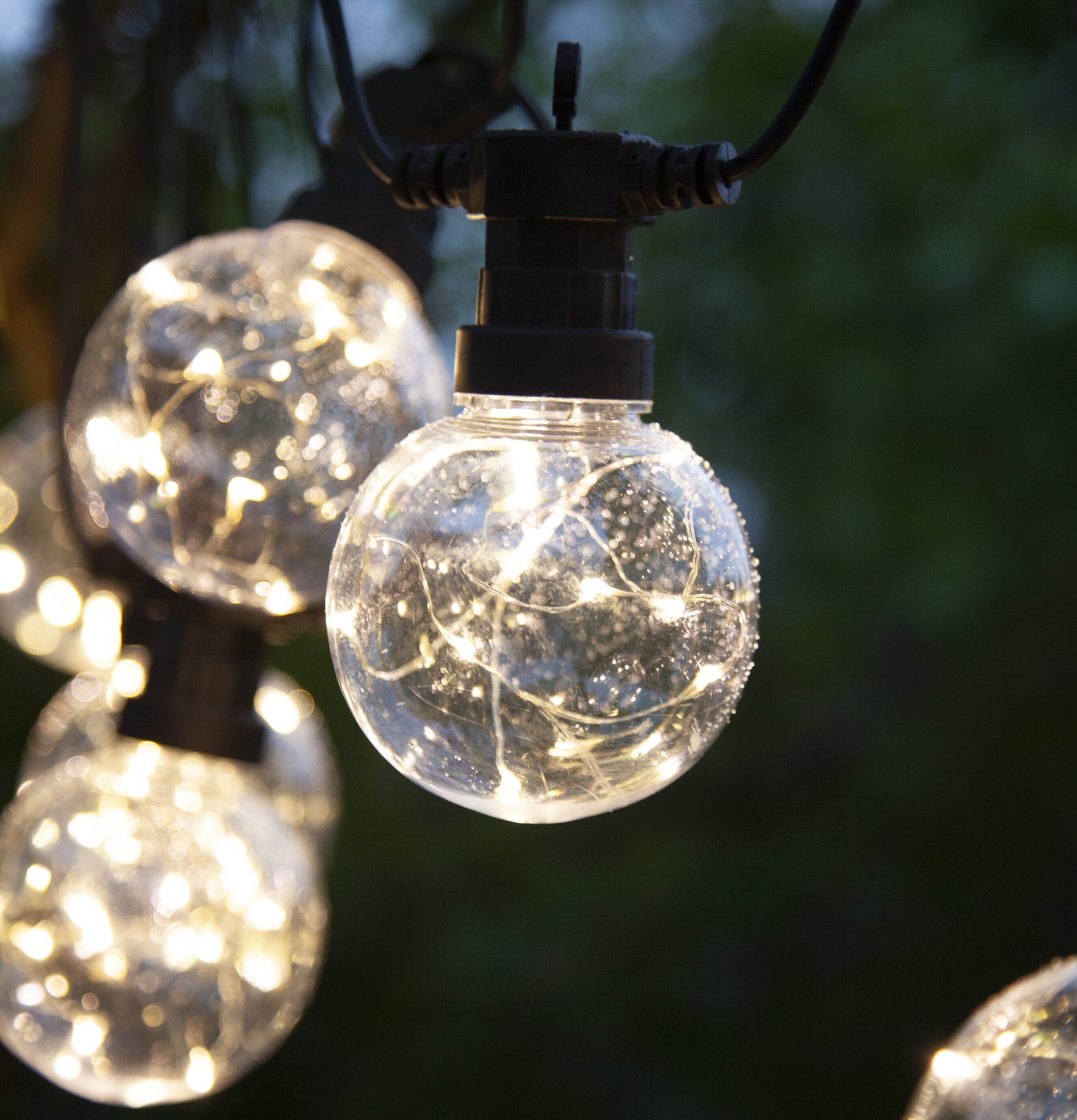 Ljusslinga Big Circus från Star Trading i trädgårdsmiljö