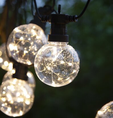 Ljusslinga Big Circus från Star Trading i trädgårdsmiljö