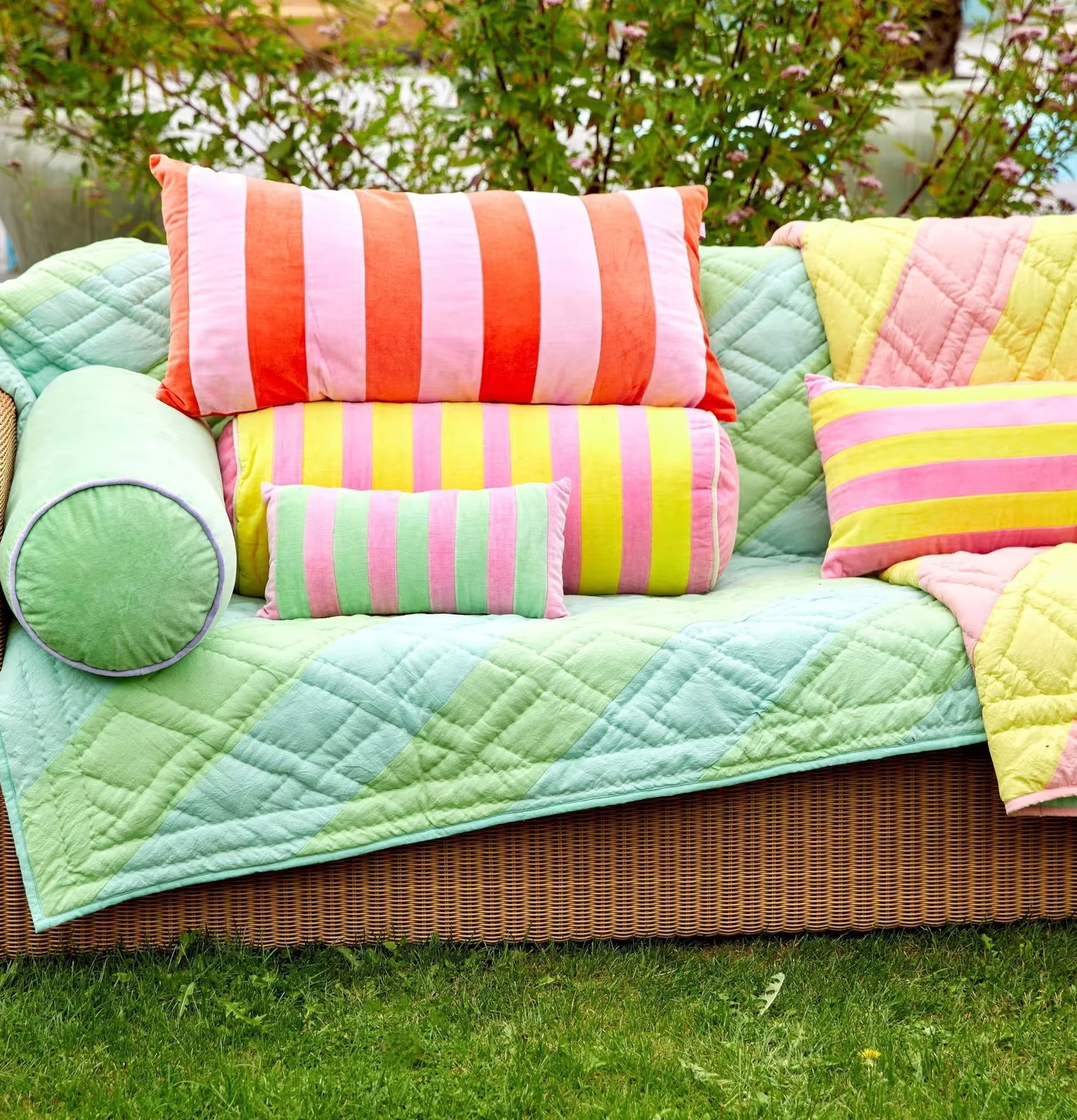 Prydnadskudde Velvet Green/Pink Small från Rice i en soffa