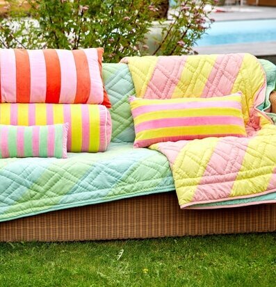 Bomullsfilt Yellow & Pink Stripes från Rice i färgglad miljö