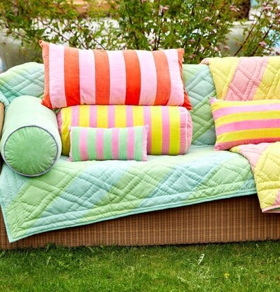 Prydnadskudde Velvet Green/Pink Small från Rice i en soffa