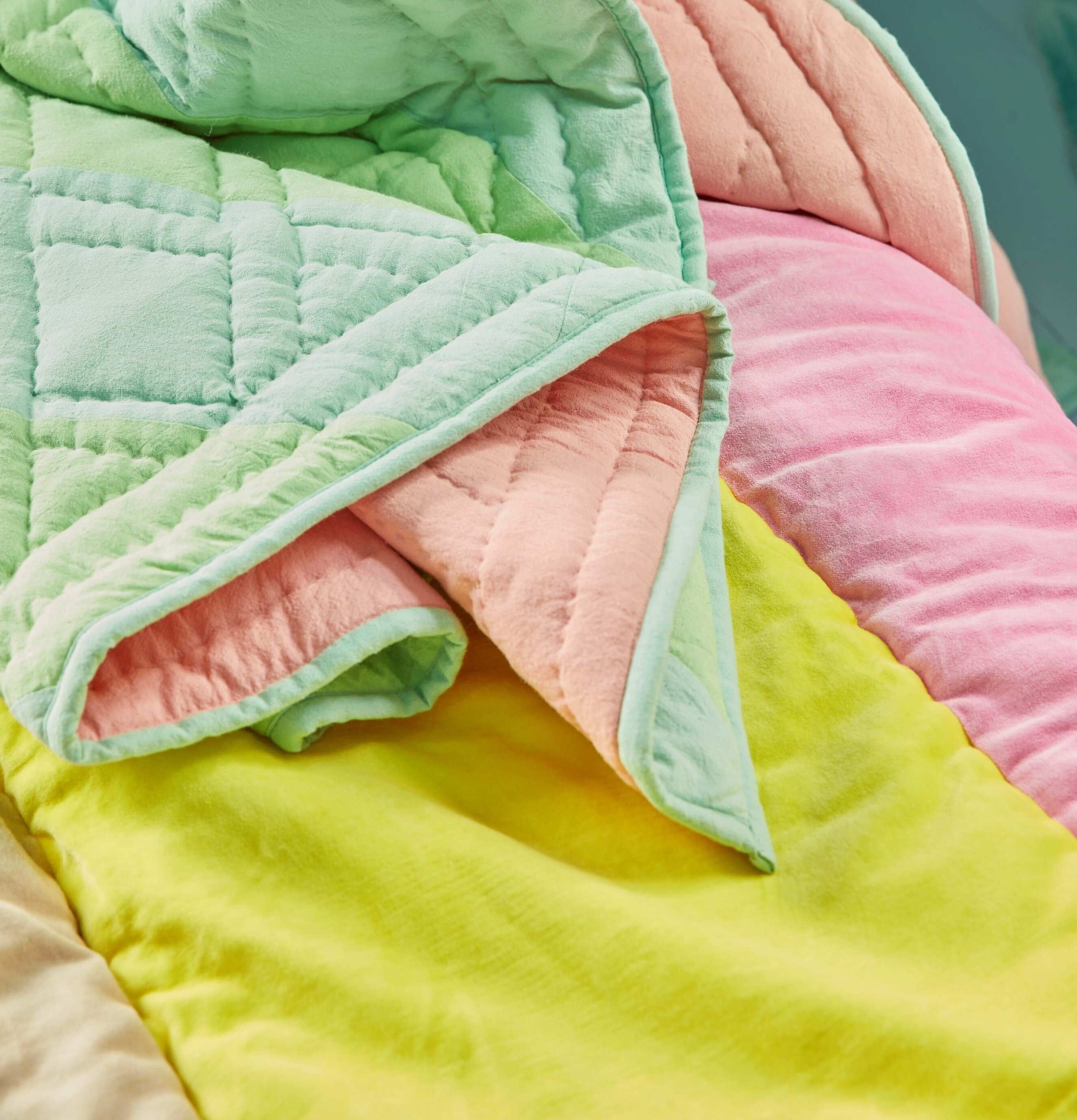 Bomullsfilt Yellow & Pink Stripes från Rice på en möbel